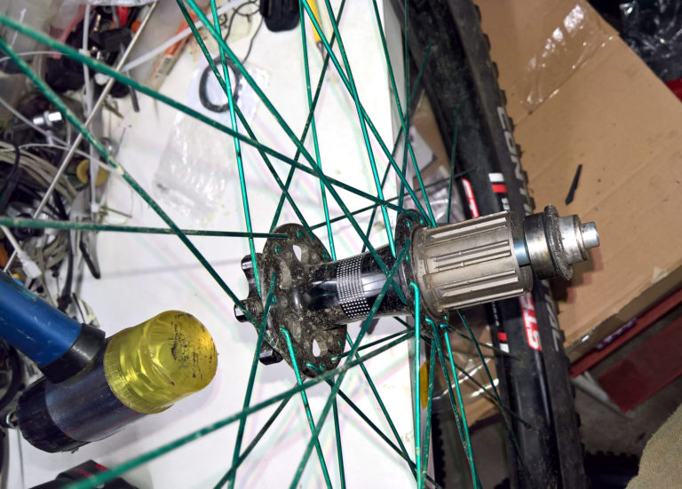 Checking the bearings on Specialized HiLo hubs T3mppu.kapsi.fi